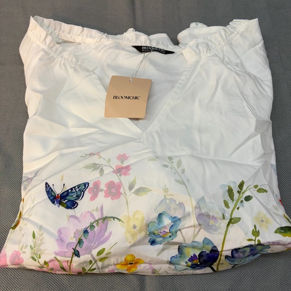 BloomChic Tops - NWT Bloomchic women’s short sleeve floral and butterfly blouse size 22–24